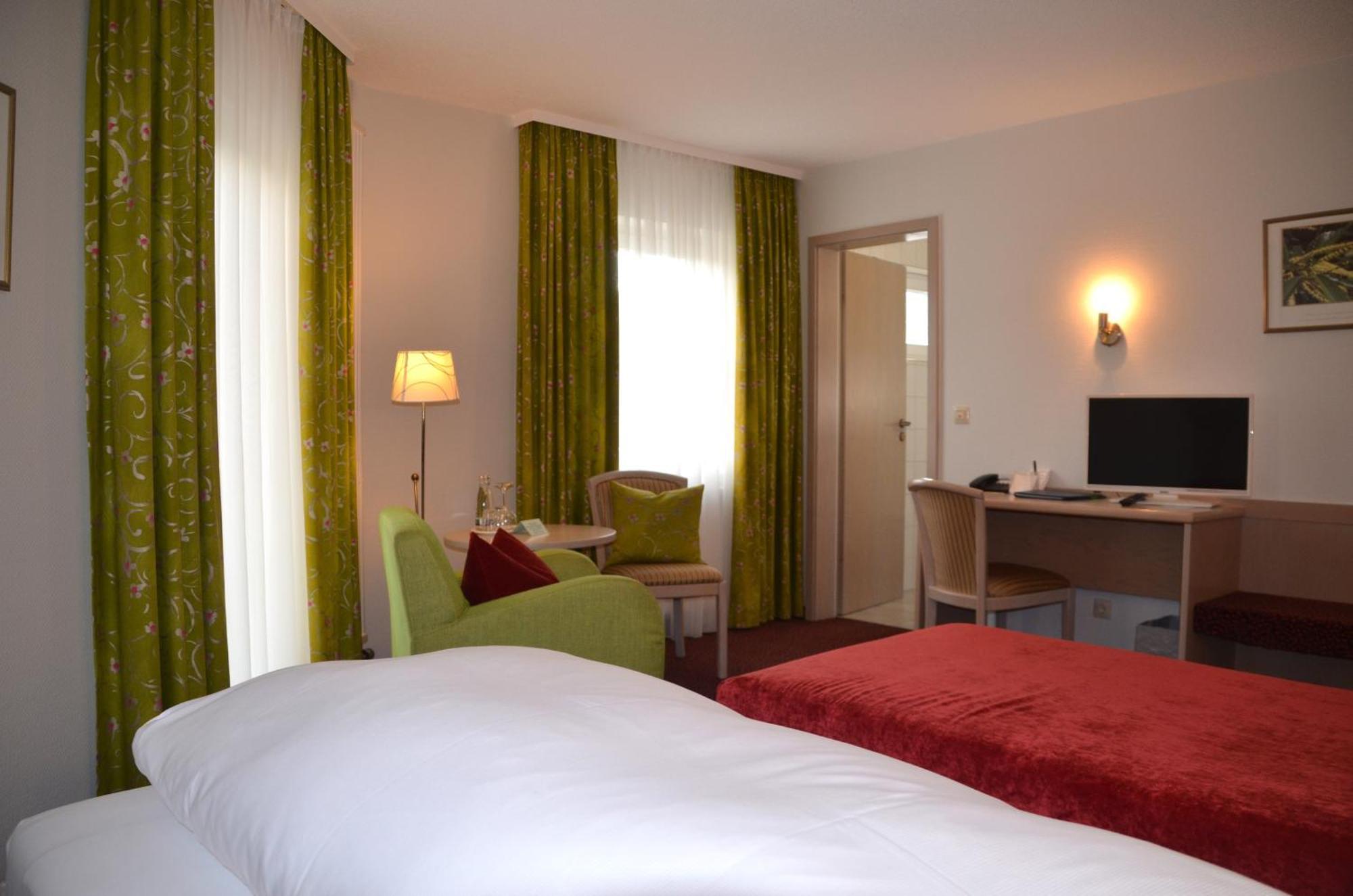 Castell Hotel & Restaurant Leinsweiler Extérieur photo